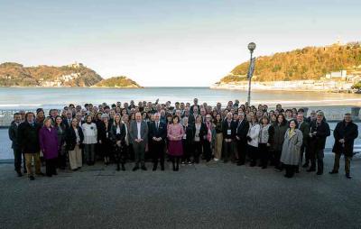 Los y las participantes en el VIII Congreso Mundial de Colectividades Vascas con el lehendakari, y la Bahía de fondo (foto Irekia)