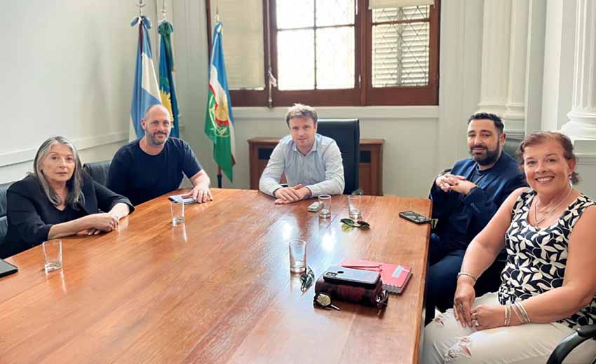 En la imagen, Marisu Mendizabal, Mariano Maputo, el intendente Maximiliano Wesner, Fernando Bugosen y Alicia de Oliveira Santos