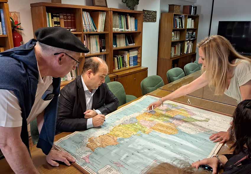 Gorka Alvarez (erdian), 2023ko irudi batean, NABOko lehendakari Jean Flesher eta orduan FEVAKo lehendakaria zen Arantxa Anitua alboan