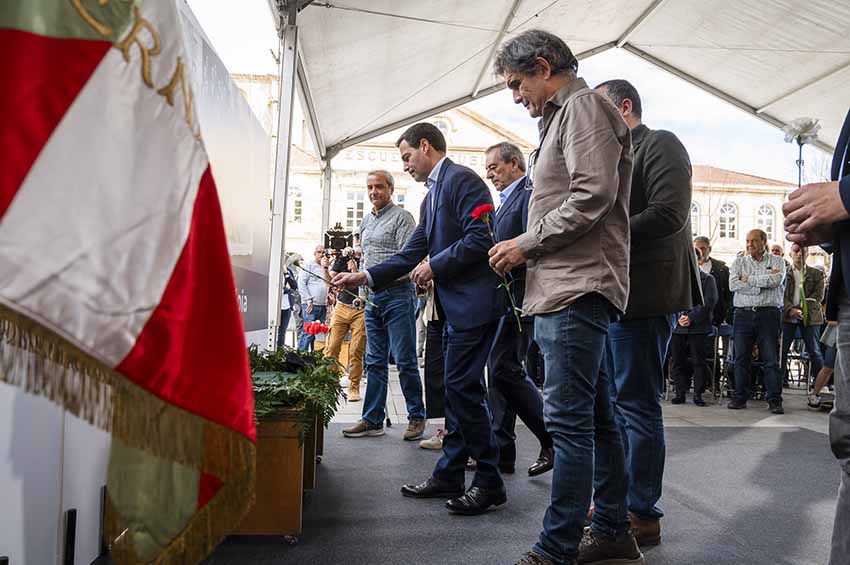 Euskal autoritateen eta bertako kide ziren familiakoen lore eskaintza Gernika Bataloiko gudariei joan den larunbatean Gernikan
