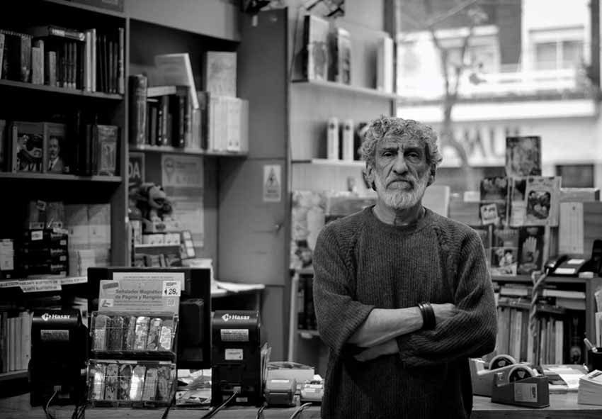 Jon Luco (27 de marzo de 1956 - 16 de mayo de 2024) en su librería, en Buenos Aires 