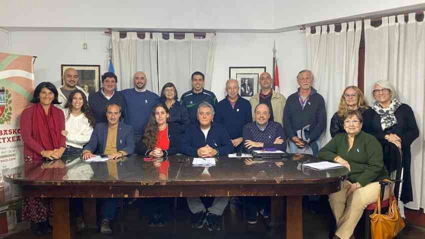 Adelante: Mª Fda Astigarraga, M Vega, Iñaki Azcárate, Á Berrueta, Javier Clúa, Sergio Ochotorena, B Aramayo. Atrás: G Jaccoud, Hernando Orga, Andoni Azcárate, Elena Bilbao, A y C Etcheverry, M Broquelaire, JC Zubia, Patricia Pulido, Carmen Jaramillo