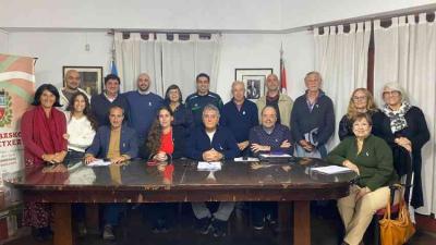 Adelante: Mª Fda Astigarraga, M Vega, Iñaki Azcárate, Á Berrueta, Javier Clúa, Sergio Ochotorena, B Aramayo. Atrás: G Jaccoud, Hernando Orga, Andoni Azcárate, Elena Bilbao, A y C Etcheverry, M Broquelaire, JC Zubia, Patricia Pulido, Carmen Jaramillo