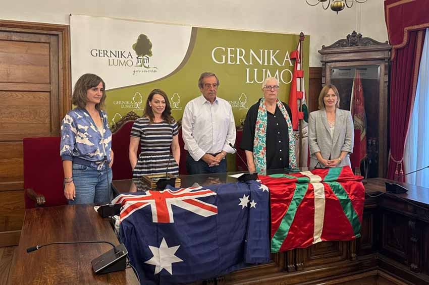 Ezkerretik eskuinera, Ziotza Olano Astigarraga, Rosemary Morris-Castico, Jose Mari Gorroño, Amaia Urberuaga eta Amaia Antxustegi