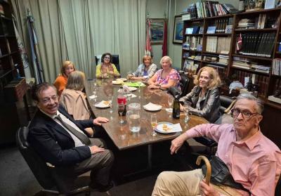 Mokadu eta zintzur bustitzea Juan de Garay Euskal Argentinar Fundazioan, asteartetako hitzaldiaren ondotik, Jorge Beramendirekin