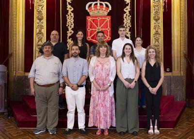 El grupo de jóvenes de los Centro Navarros argentinos en su visita al Palacio de Navarra, con Ana Ollo y Sergio Pérez