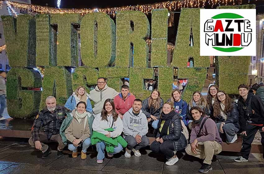 Gaztemunduko partaideak 2024ko edizioan Gasteizen, jaurlaritzako Manu Meaurio (lehenengoa ezkerrean) gidari dutela