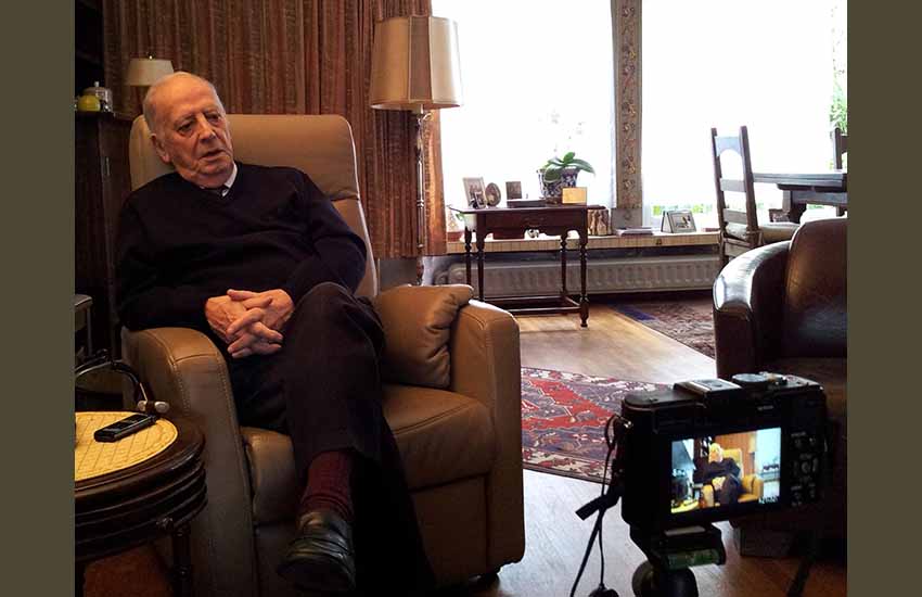 Martín Aguirre, en una imagen siendo entrevistado por el Dr. Oiarzabal en 2014, cuando contaba 88 años