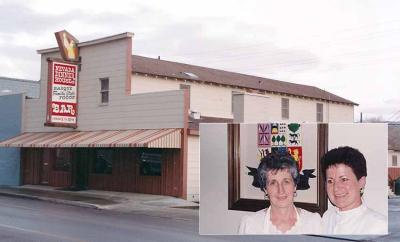 Nevada Dinner House 1993an, bere 'Basque' marka eta zahatotik edaten ari denaren figura gainean. Laukian, barnealdean, Ana Mari Ozamiz Arbillaga eta Leonie Elizagoyen Morandi (arg. Joseba Etxarri)