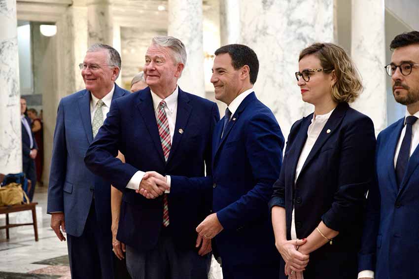 El lehendakari Imanol Pradales y el gobernador de Idaho Brad Little estrechando sus manos en el Capitolio del Estado