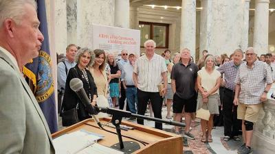 Brad Little, gobernador de Idaho, se dirige en el Capitolio a autoridades vascas e invitados en la proclamación de la Basque Week