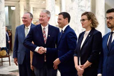 Pradales lehendakaria Idahoko Brad Little-kin Boisen eskuak estutzen Idaho Kapitolioan