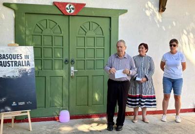 Townsvilleko Inaugurazio ekitaldia: hizketan EEko lehendakari Pedro Mendiolea, atzean Ann-Maree Greaney alkate jardunean eta Euskal Australiar Alkarteko ordezkari Maite Etxeandia