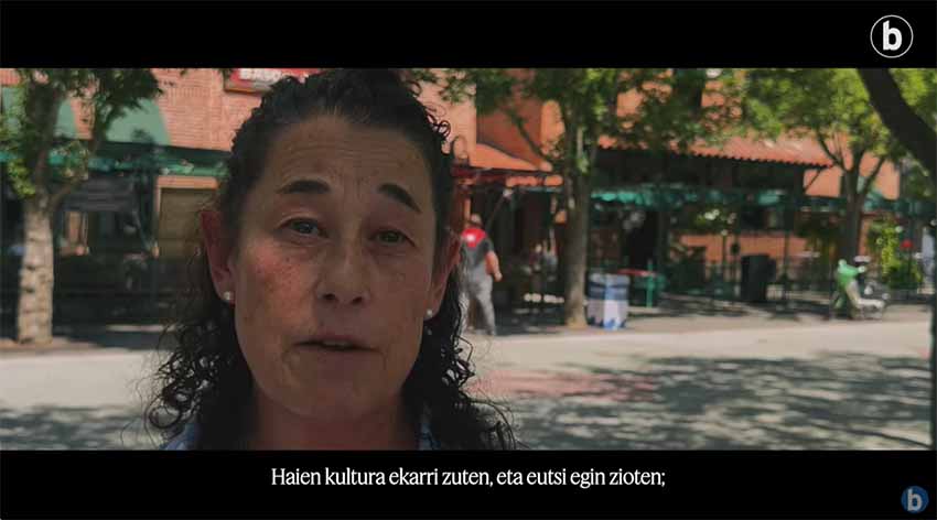 Ana Mendiola Jaialdi 2025eko antolatzaileetakoa. Bertan jaioa, euskaldun petoa da. "Jaialdiaren sustraietan" dokumentaleko fotograma
