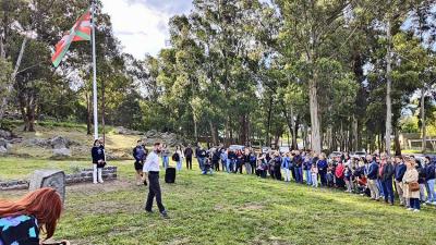 2025eko Euskal Aste Nazionala inauguratzeko ekitaldiko aurreskua Tandilgo Euskaldunen Pasealekuan