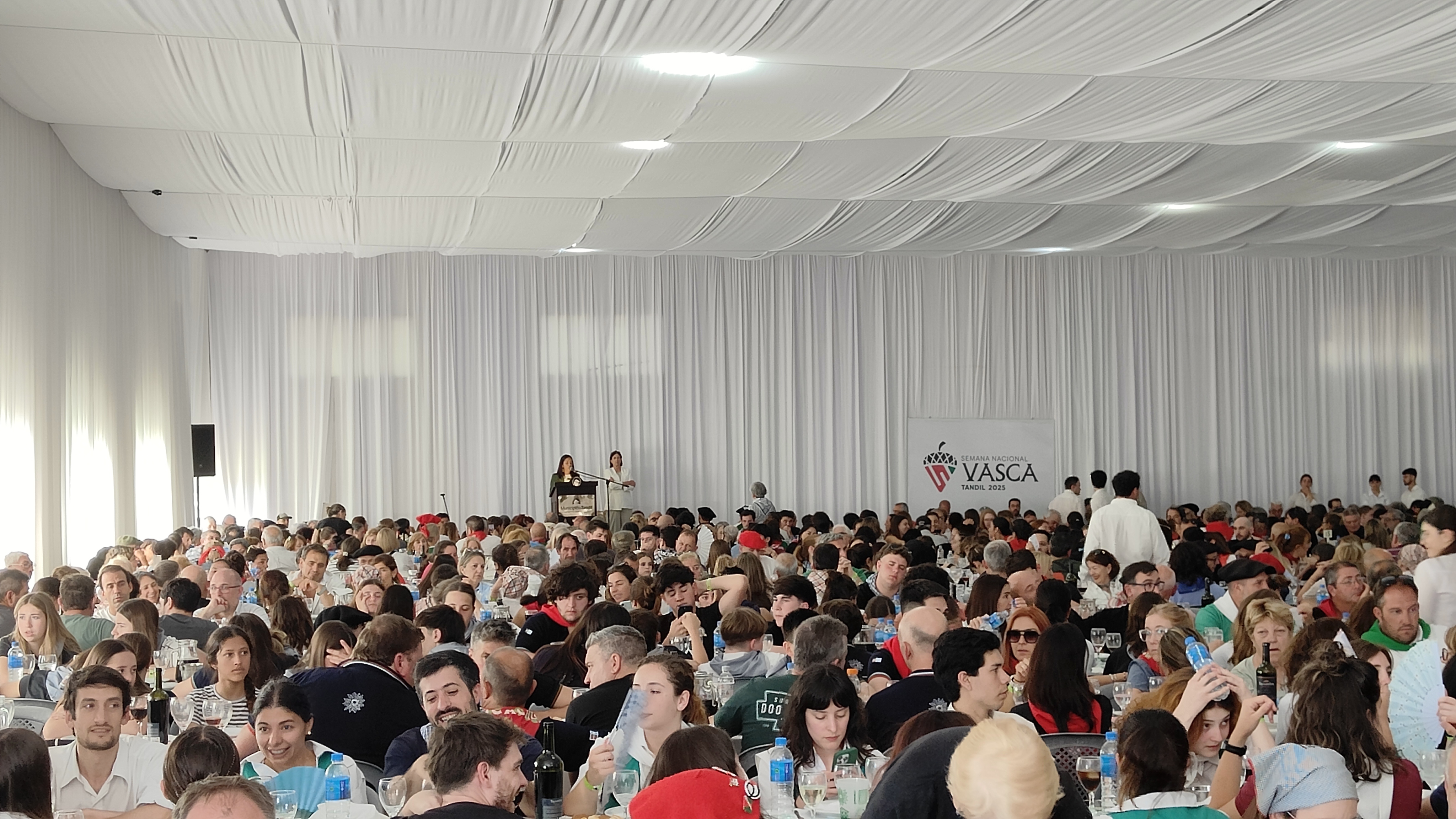 Almuerzo de clausura de la Semana Nacional Vasca 2025 de Tandil, con el salón de 'La Rural' a rebosar