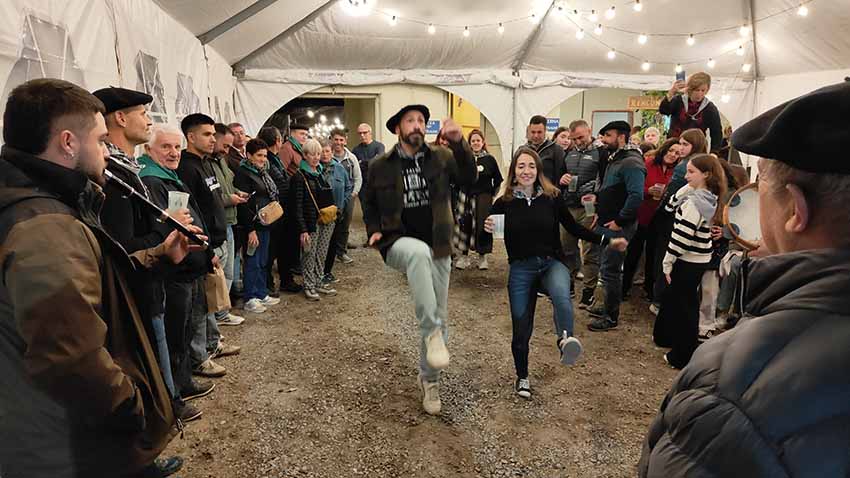 En diferentes puntos del recinto festivo participantes improvisando bailes con compañeros recién conocidos, como en este banako