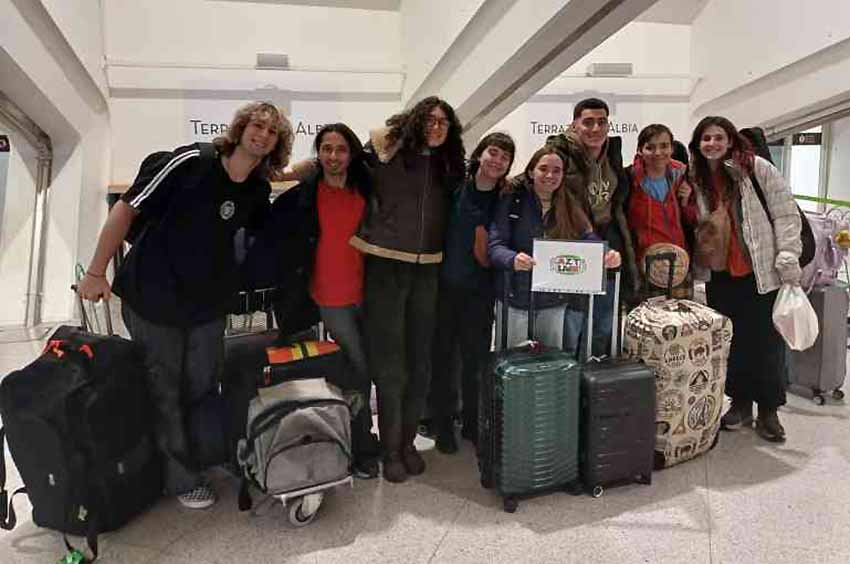El grupo de jóvenes músicos e instrumentistas vascos argentinos der Gaztemundu 2025 ayer domingo a su llegada al aeropuerto de Loiu
