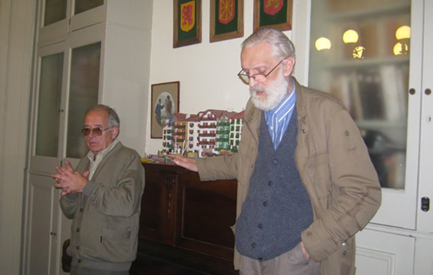 Mikel Ezkerro (eskuinean) artxiboko irudi batean Buenos Airesko Iparraldeko Euskal Etxean emandako hitzaldi batean