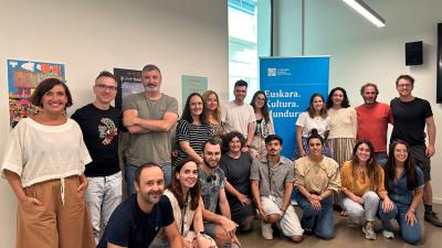 Munduan euskara eta euskal kultura irakasten duten irakurleetako batzuk iaz Donostian Etxepareko arduradunekin