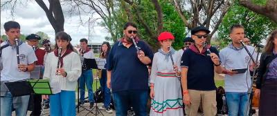 Lan ederra egin dute azken urteotan musikari euskal argentinarrak DOA (Diasporako Orkestra Argentinarra) sortzen. Irudian DOAko txistulari eta musikariak dantzarien alardean jotzen (arg. Roman Agirrezabal Osintxu)
