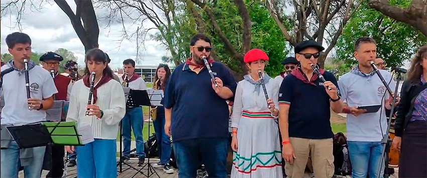 Lan ederra egin dute azken urteotan musikari euskal argentinarrak DOA (Diasporako Orkestra Argentinarra) sortzen. Irudian DOAko txistulari eta musikariak dantzarien alardean jotzen (arg. Roman Agirrezabal Osintxu)