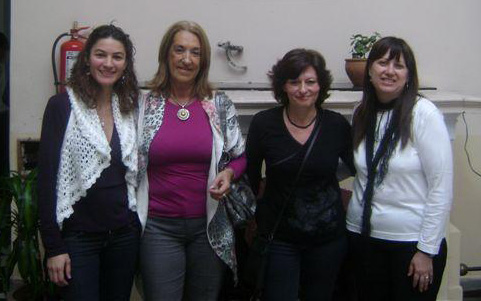la Dra. Lasarte, con Florencia Platino de la Secretaría de Cultura Municipal , la Dra.Spina de la colectividad italiana,y la Directora de la Escuela Sara Faisal 