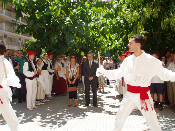 Los miembros del grupo de baile Ereintza actuando para las autoridades a la salida de la iglesia