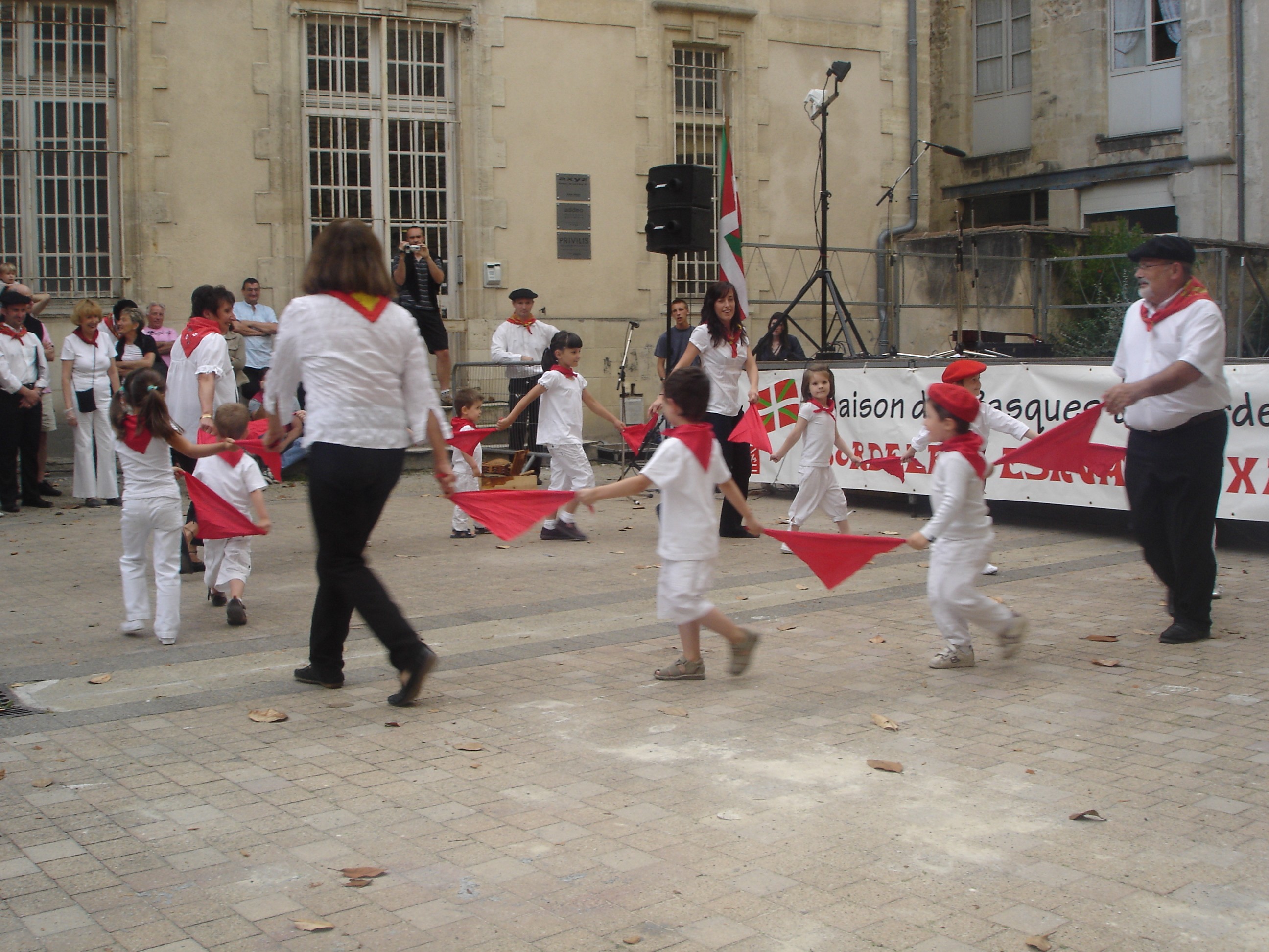 El grupo de niños Xitoak durante su actuación