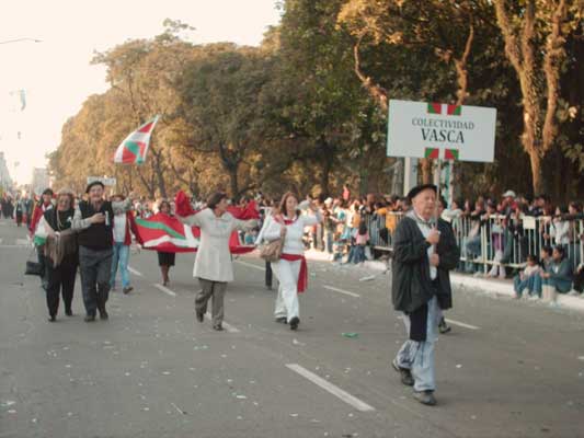 Colectividad vasca de Tucumán en el desfile de la Independecia 2010 01