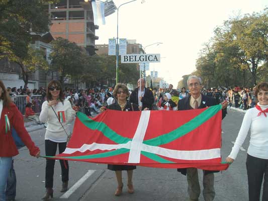 Colectividad Vasca de Tucumán en el desfile de la Independencia 2010 03