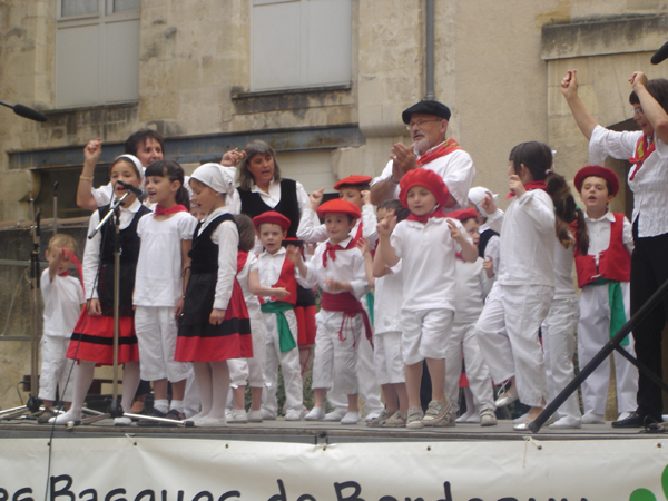 El grupo de niños Xitoak cantando