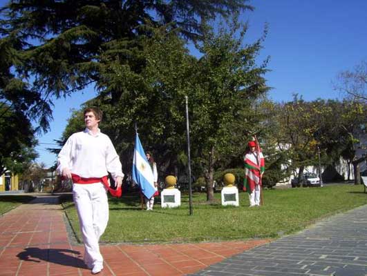 Conmemoración del Bombardeo de Gernika en Chascomús 2010 1