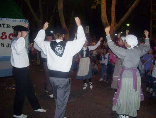 Centro Vasco 'Zingirako Euskaldunak' de Chascomús en la Fiesta del Sol de San Juan 2011 01