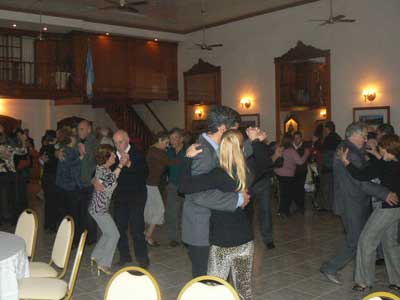 Noche de tango bailable en el Centro Vasco de Chivilcoy