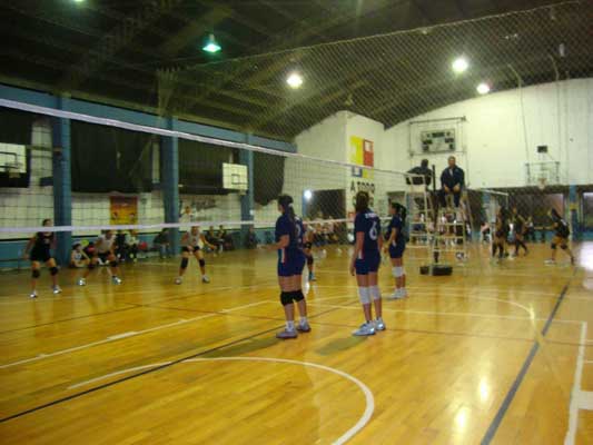 Equipo Femenino de Voley del Zazpirak Bat 2013 01